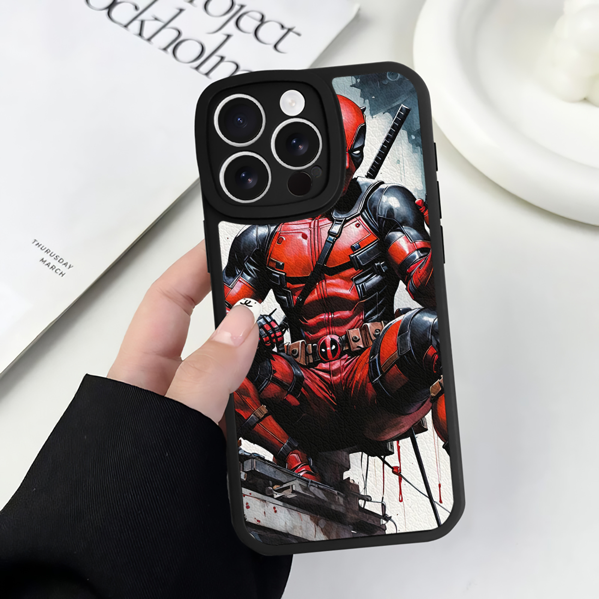 （画像用） Deadpool デッドプール 【iPhone 16シリーズ対応】シリコンスマホケース（レザー調） 材質：シリコン